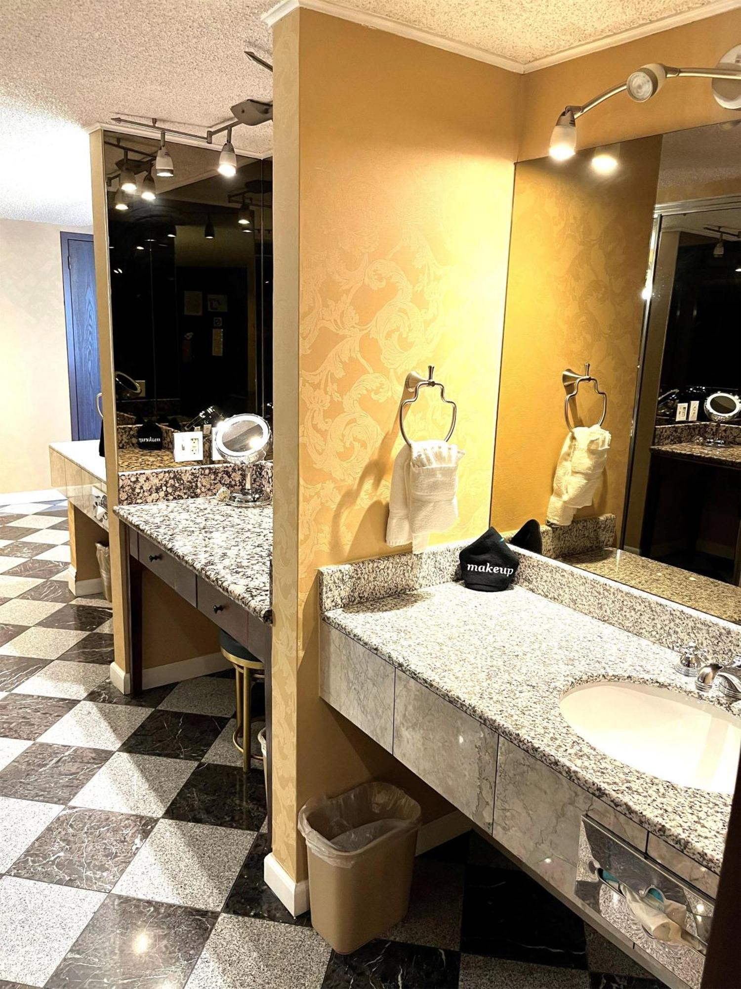 Hotel Surestay By Western Airport 3*